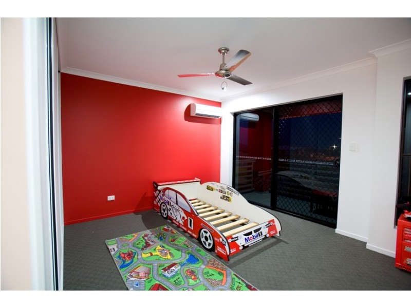 33 Gingham Street, Glenella QLD 4740