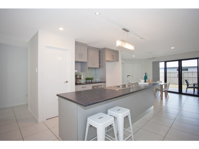 11 Lancaster Way, Ooralea QLD 4740