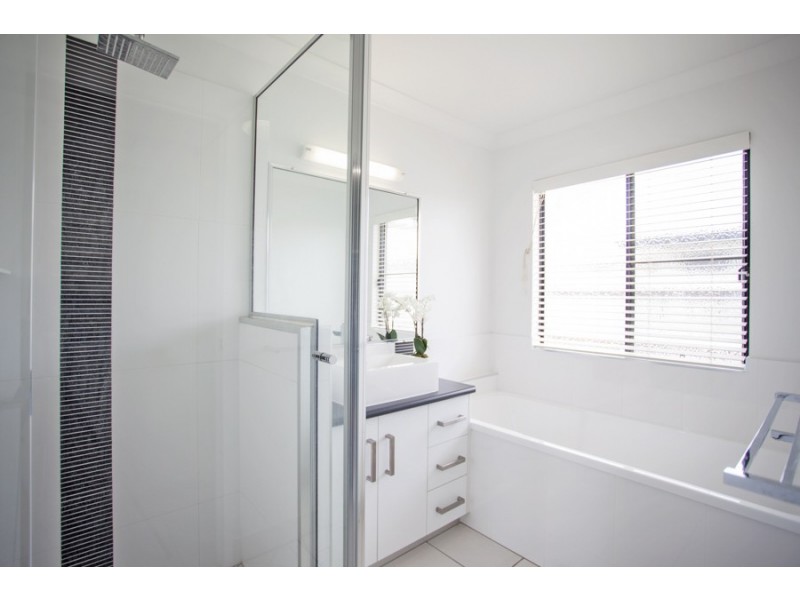 11 Lancaster Way, Ooralea QLD 4740