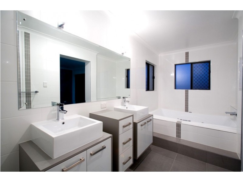 33 Gingham Street, Glenella QLD 4740