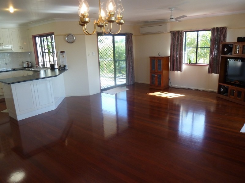 8 Murray Close, Rural View QLD 4740