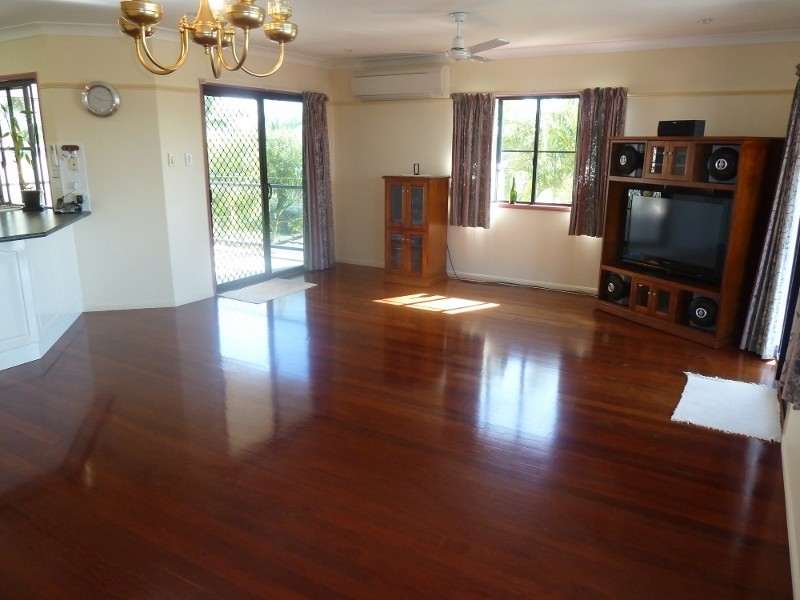 8 Murray Close, Rural View QLD 4740