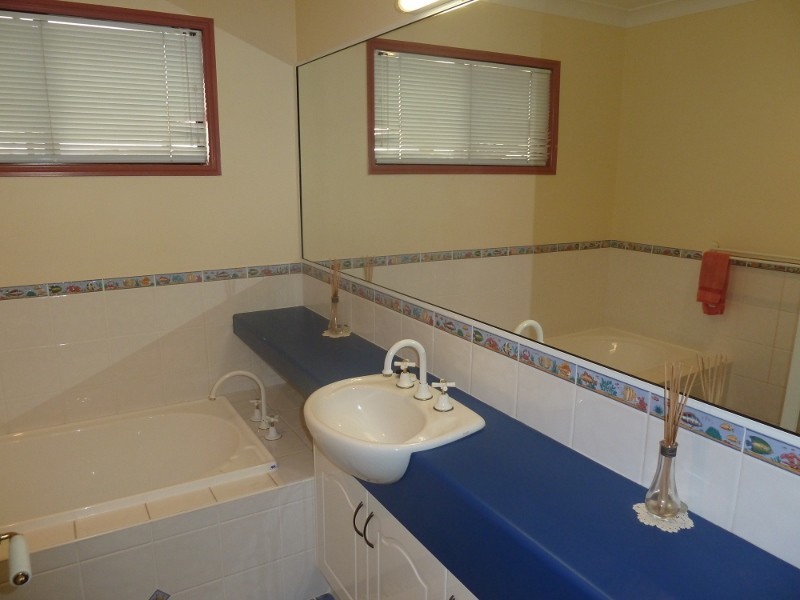 8 Murray Close, Rural View QLD 4740