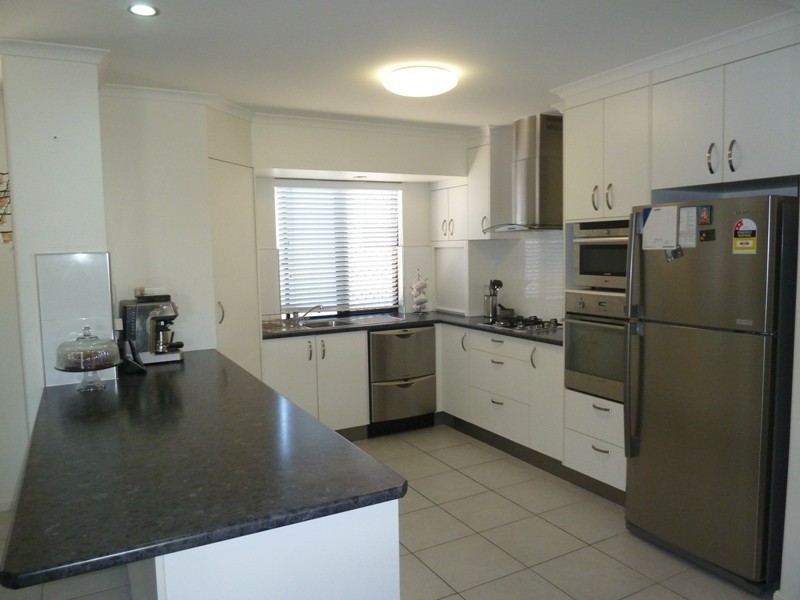 5A Eva Parade, Glenella QLD 4740