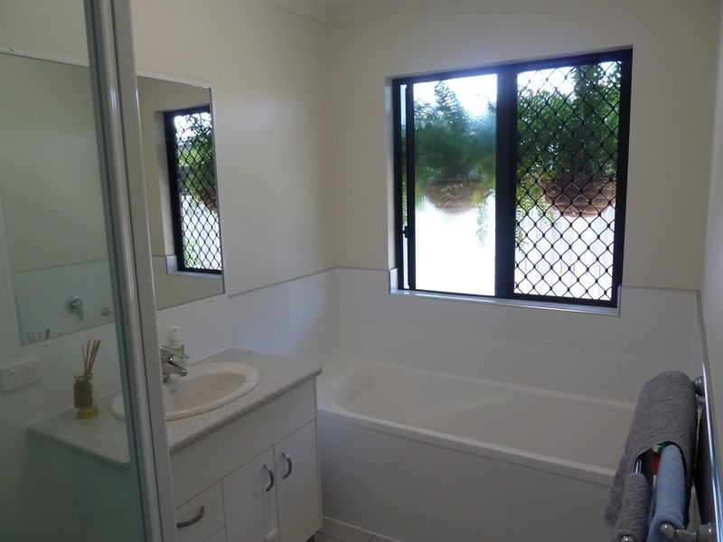 5A Eva Parade, Glenella QLD 4740