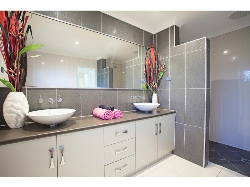 60 Gingham Street, Glenella QLD 4740