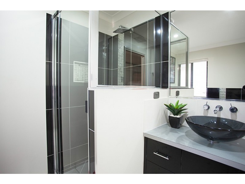 60 Gingham Street, Glenella QLD 4740
