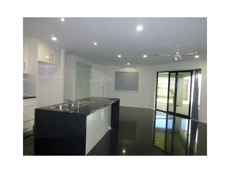 7 Lancaster Way, Ooralea QLD 4740