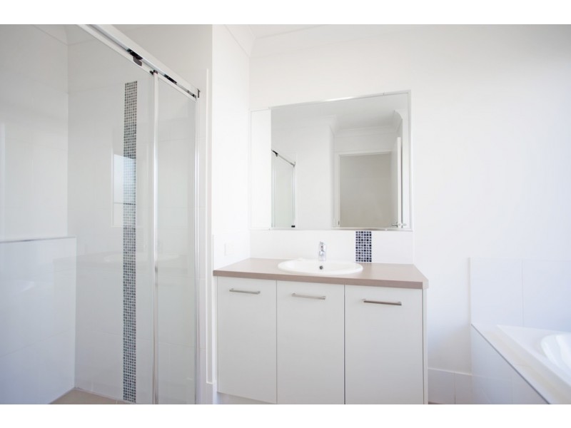 7 Majesty Street, Rural View QLD 4740