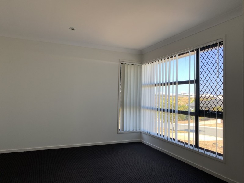 8 Hinkler Court, Rural View QLD 4740