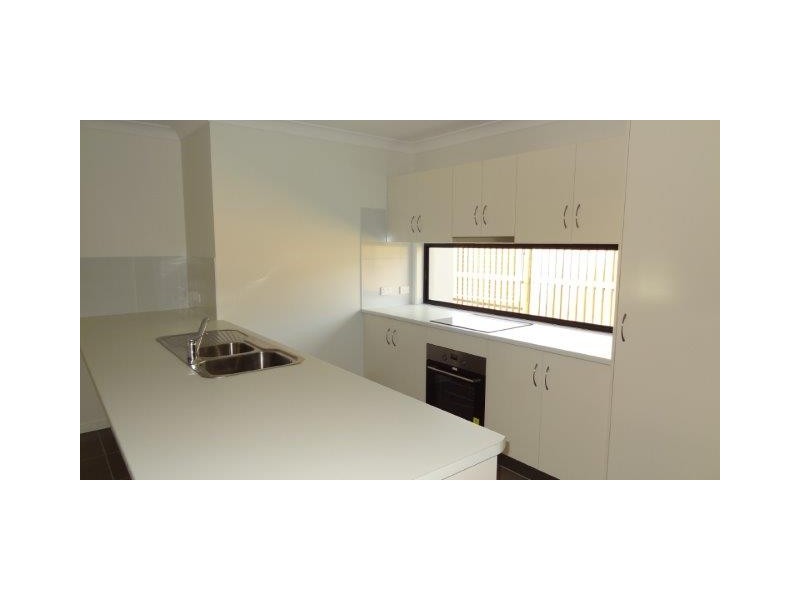 8 Hinkler Court, Rural View QLD 4740