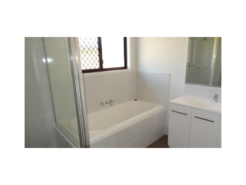 8 Hinkler Court, Rural View QLD 4740