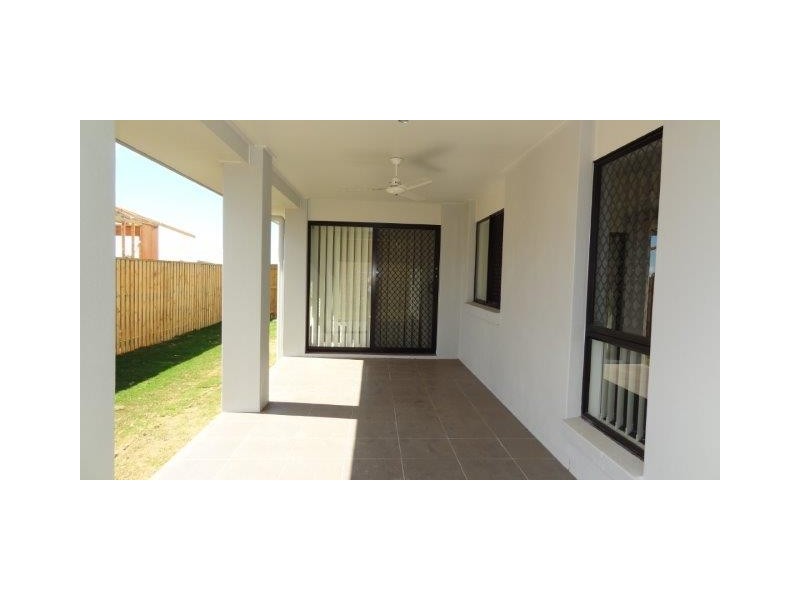 8 Hinkler Court, Rural View QLD 4740