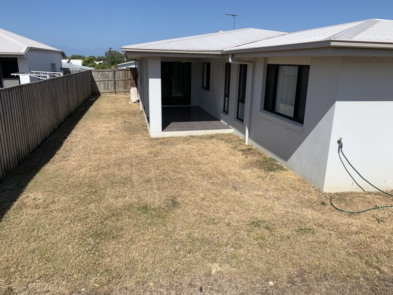 8 Hinkler Court, Rural View QLD 4740