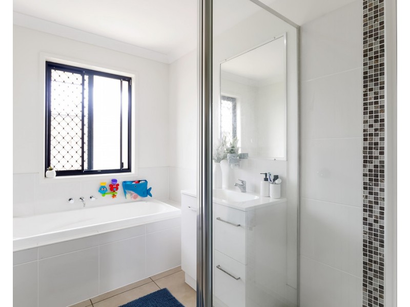 12 Hinkler Court, Rural View QLD 4740