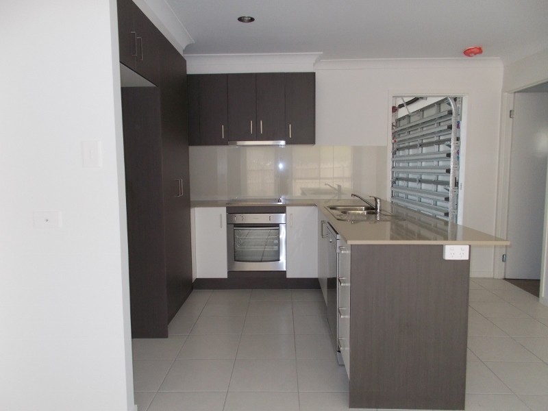 2/17 Eales Road, Rural View QLD 4740