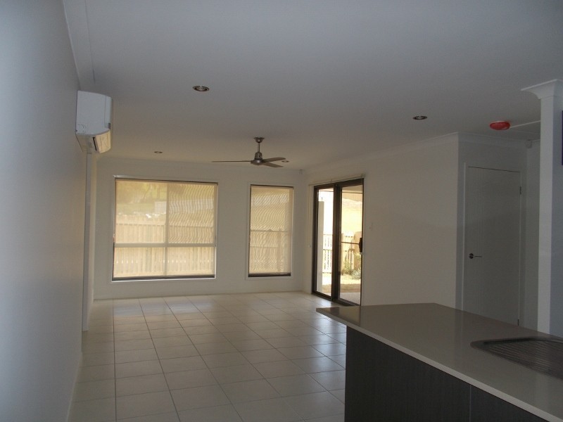 2/17 Eales Road, Rural View QLD 4740