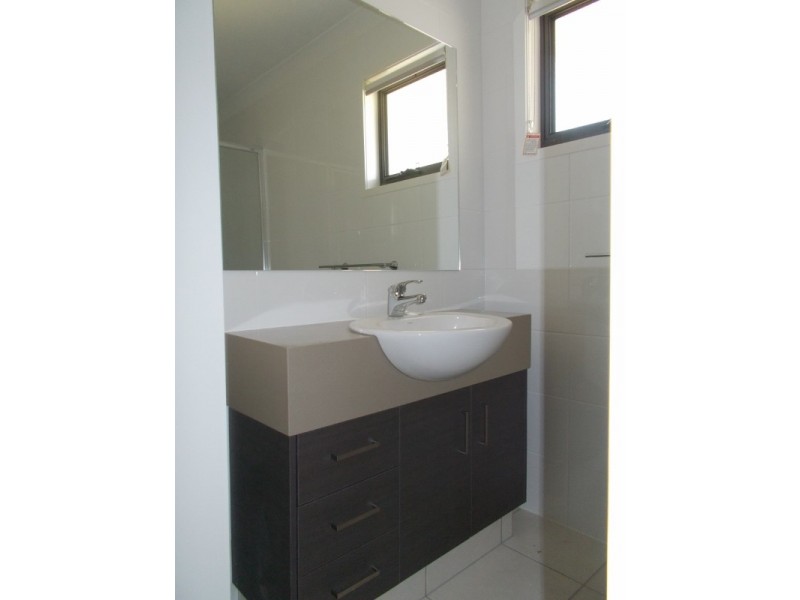 2/17 Eales Road, Rural View QLD 4740