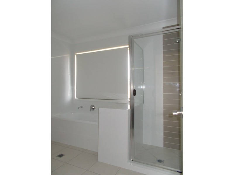 2/17 Eales Road, Rural View QLD 4740