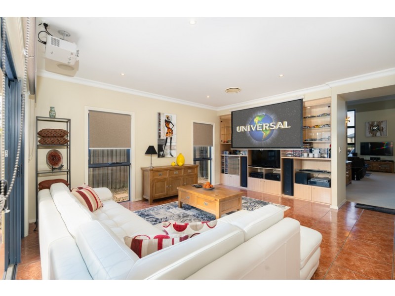7 The Avenue, Windaroo QLD 4207
