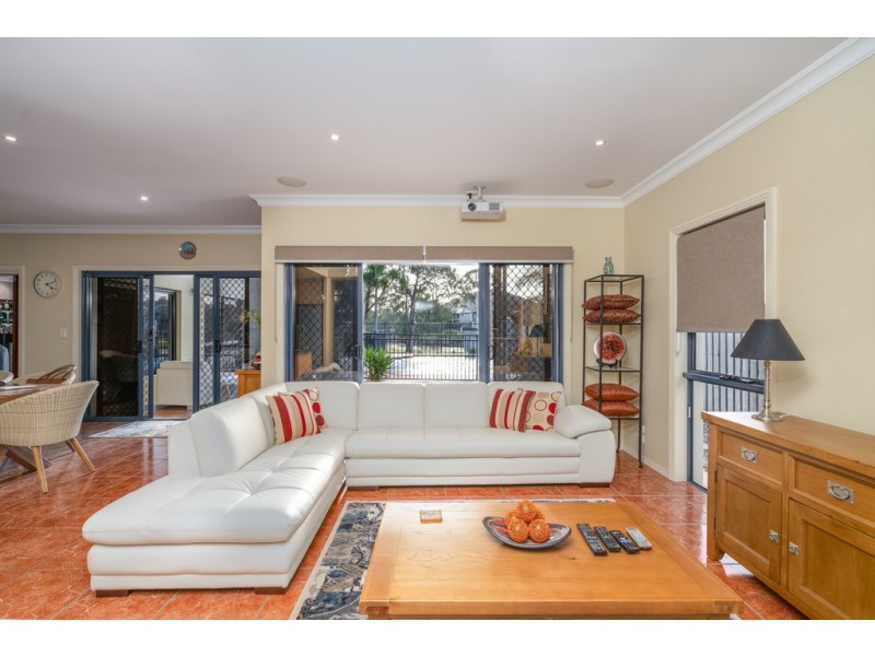7 The Avenue, Windaroo QLD 4207