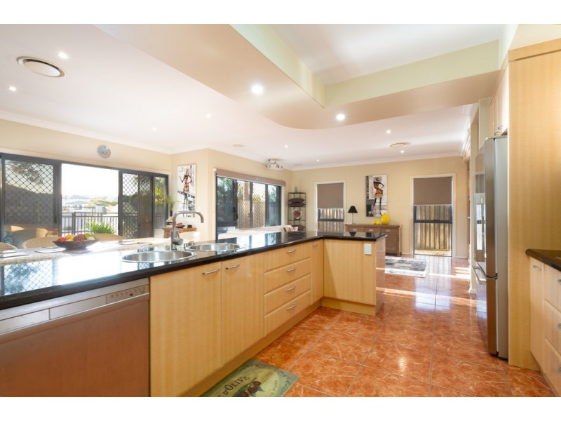 7 The Avenue, Windaroo QLD 4207