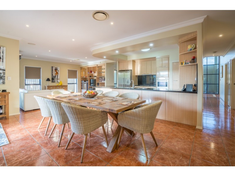 7 The Avenue, Windaroo QLD 4207