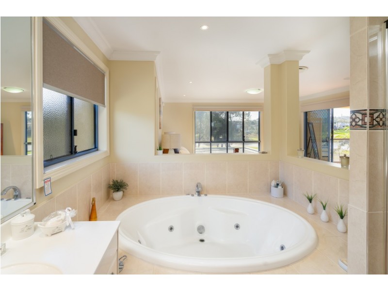 7 The Avenue, Windaroo QLD 4207
