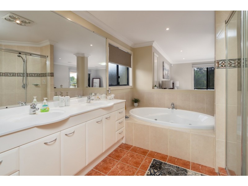 7 The Avenue, Windaroo QLD 4207