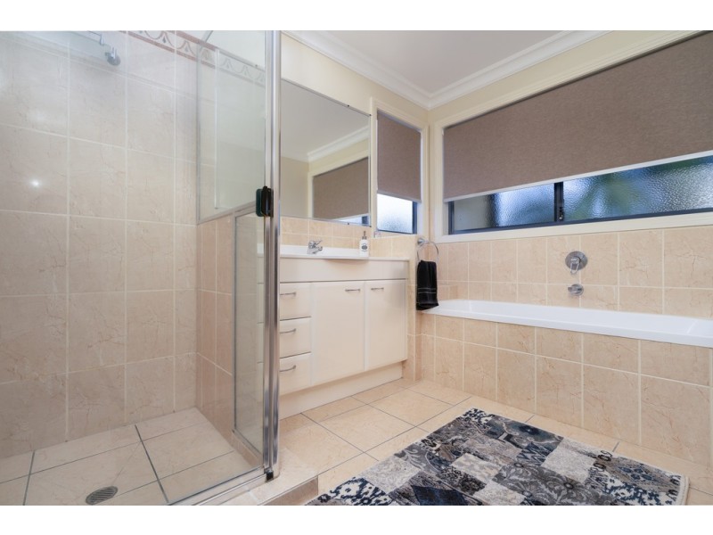7 The Avenue, Windaroo QLD 4207