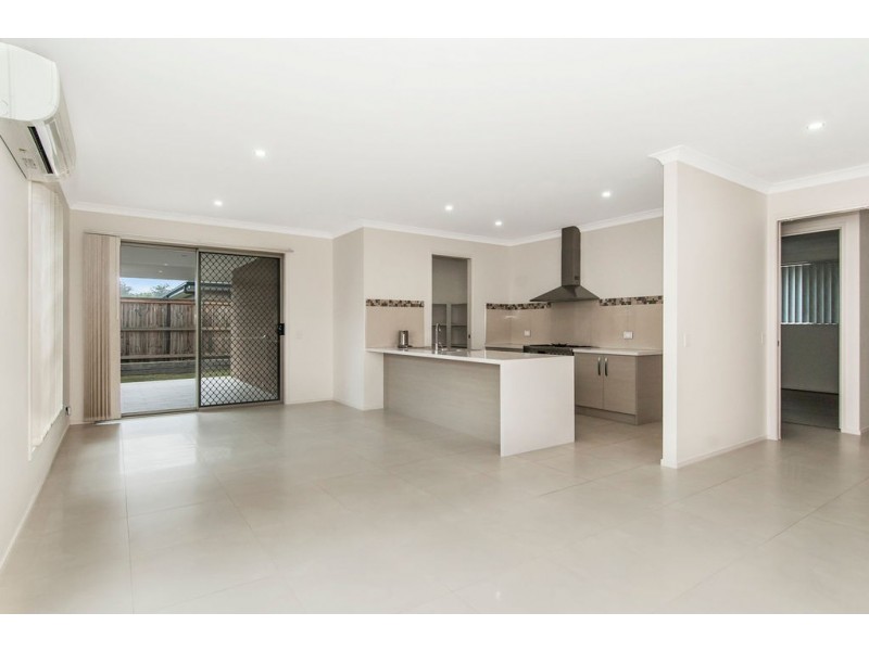 26 Skelbrook Road, Park Ridge QLD 4125