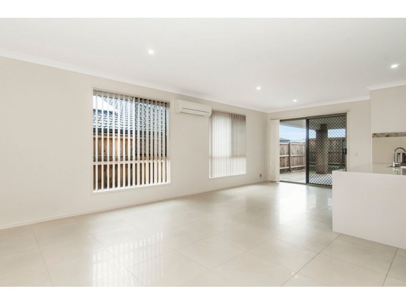 26 Skelbrook Road, Park Ridge QLD 4125