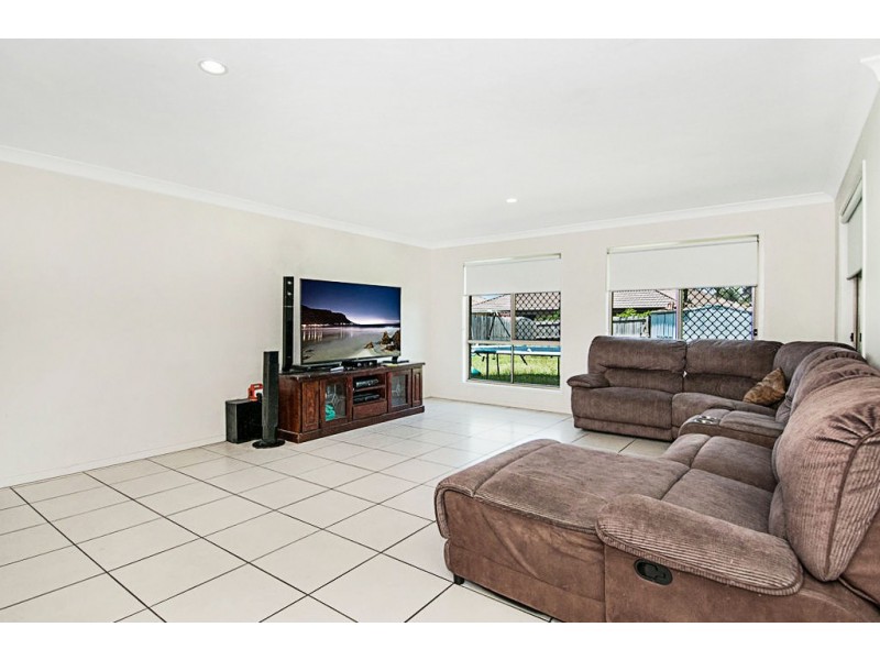 15 Frankland Ave, Waterford QLD 4133