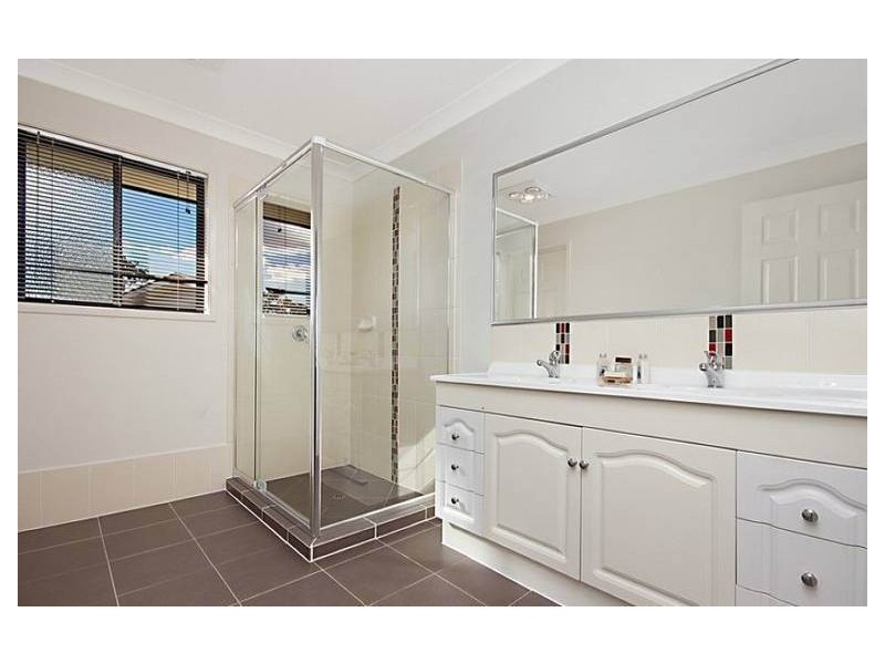 16 Benarkin Close, Waterford QLD 4133