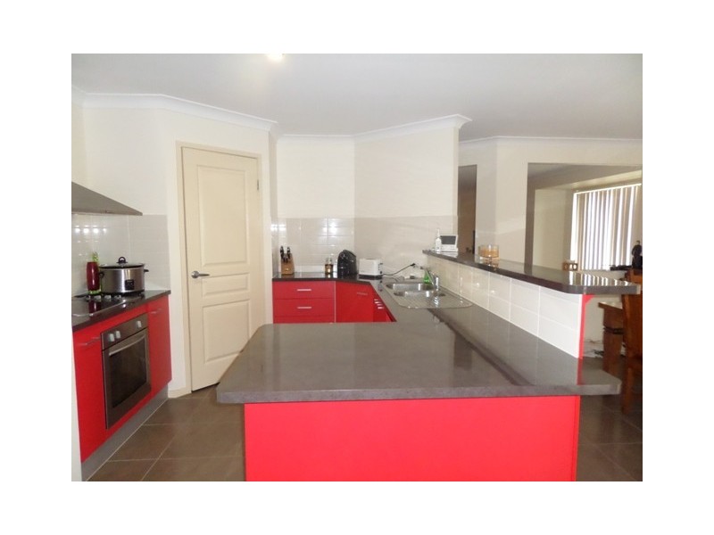 19 Frankland Ave, Waterford QLD 4133