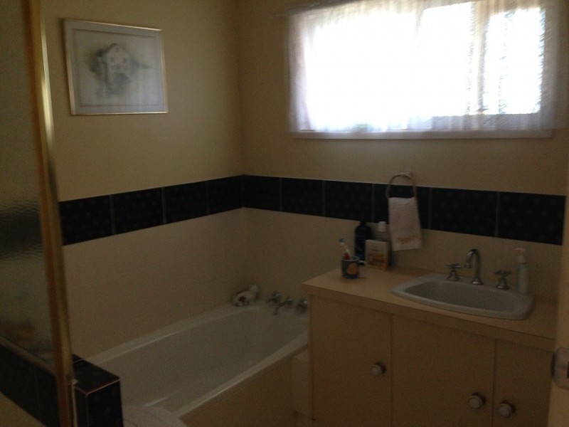 8 Bompa Rd, Waterford West QLD 4133