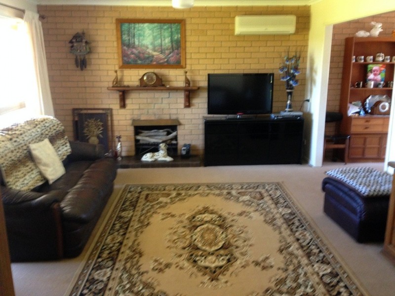 8 Bompa Rd, Waterford West QLD 4133