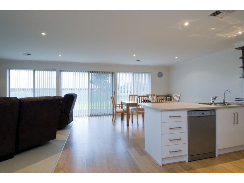 18 SWEETMAN AVENUE, Encounter Bay SA 5211