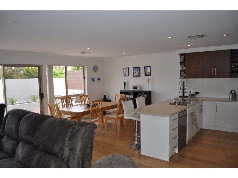 18 SWEETMAN AVENUE, Encounter Bay SA 5211