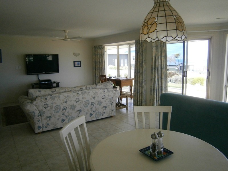 2 Cygnet Ct, Encounter Bay SA 5211