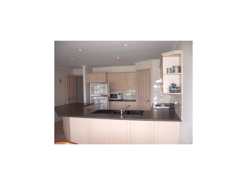 8 Lakeside Cct, Encounter Bay SA 5211
