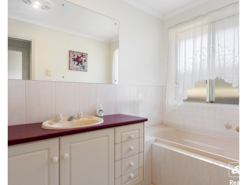 8 MARY PELHAM COURT, Mccracken SA 5211