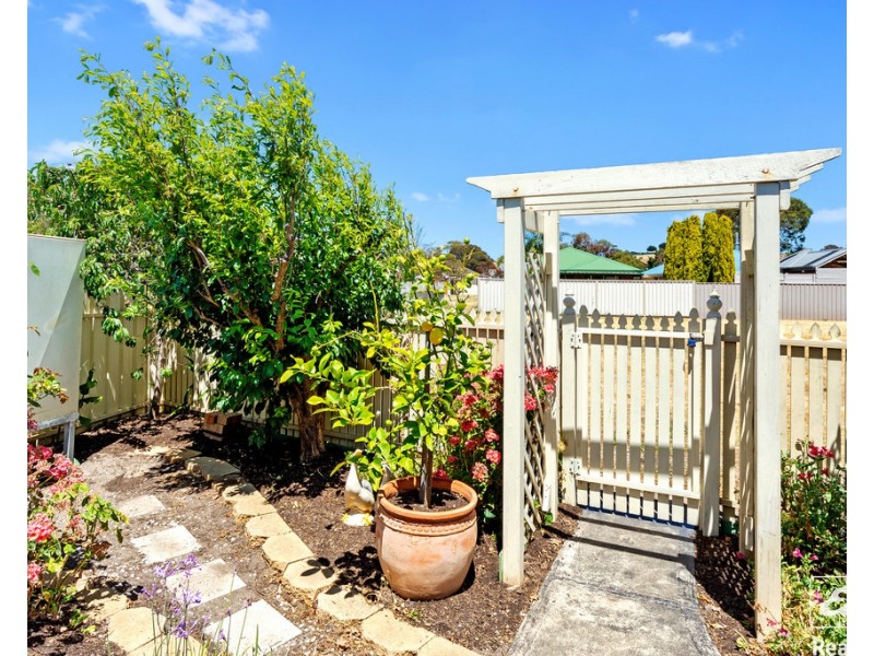 8 MARY PELHAM COURT, Mccracken SA 5211