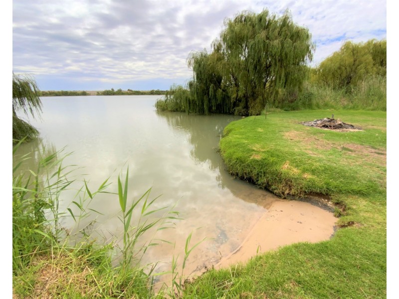 A780 The Point Road, Woods Point SA 5253