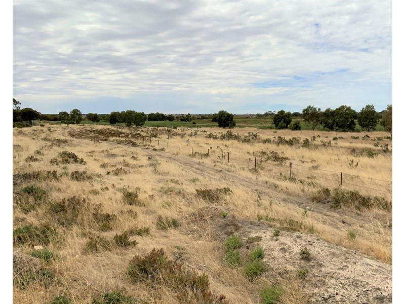 A780 The Point Road, Woods Point SA 5253