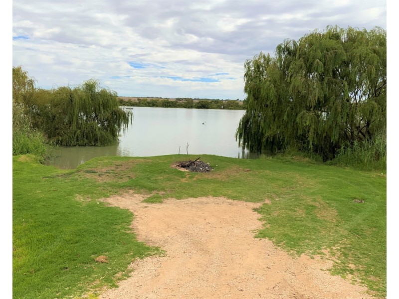 A780 The Point Road, Woods Point SA 5253