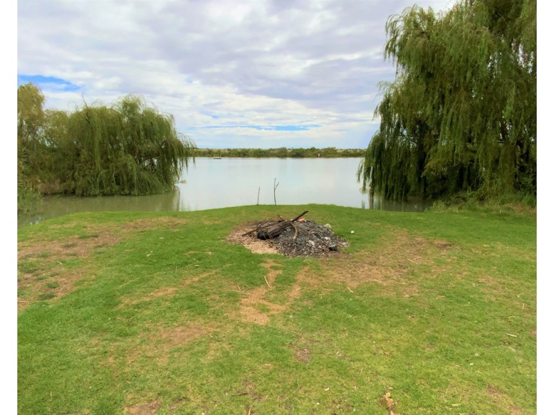 A780 The Point Road, Woods Point SA 5253