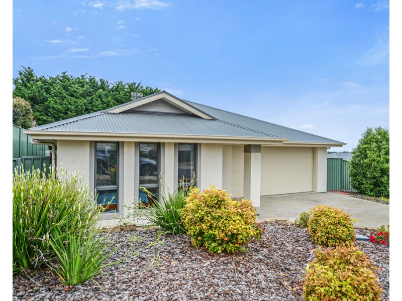 11 SHIELDS CRESCENT, Encounter Bay SA 5211