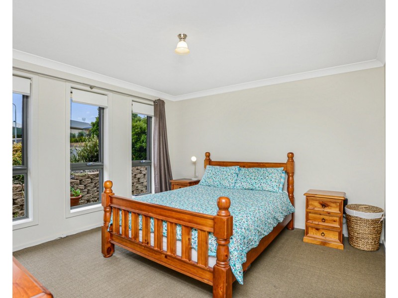 11 SHIELDS CRESCENT, Encounter Bay SA 5211