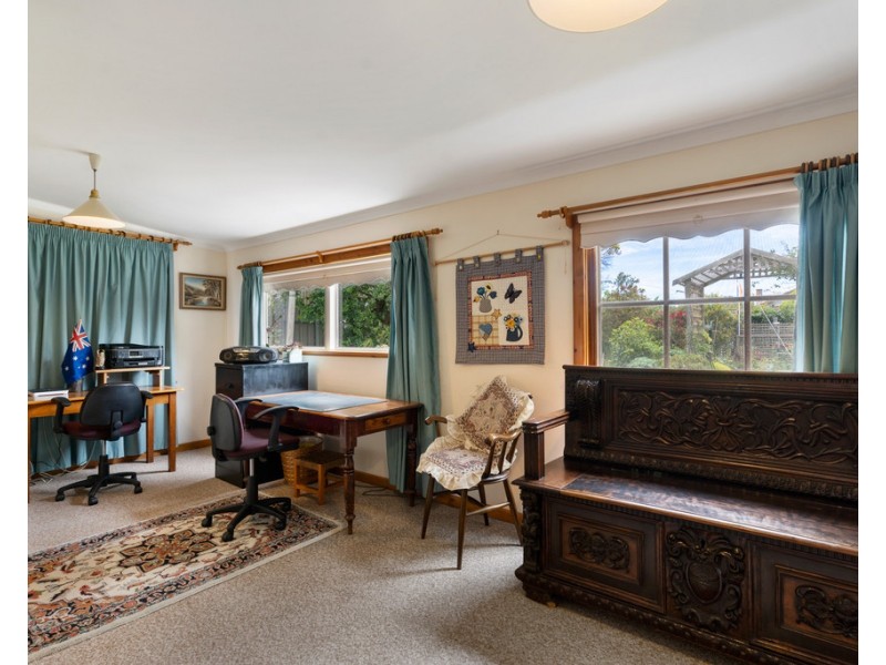 9 BOND AVENUE, Victor Harbor SA 5211